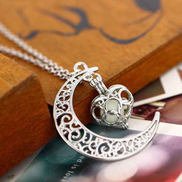 Silver Chain Necklace with Glowing Pendant – Stylish Luminous Jewelry - Image 2