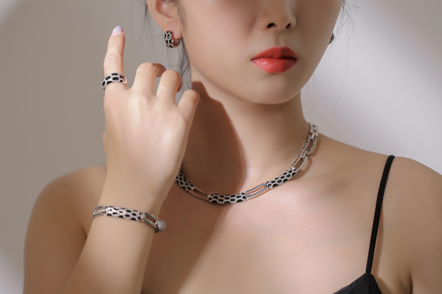 Trendy Korean Style Diamond Earring and Necklace Set for Elegance - Image 4