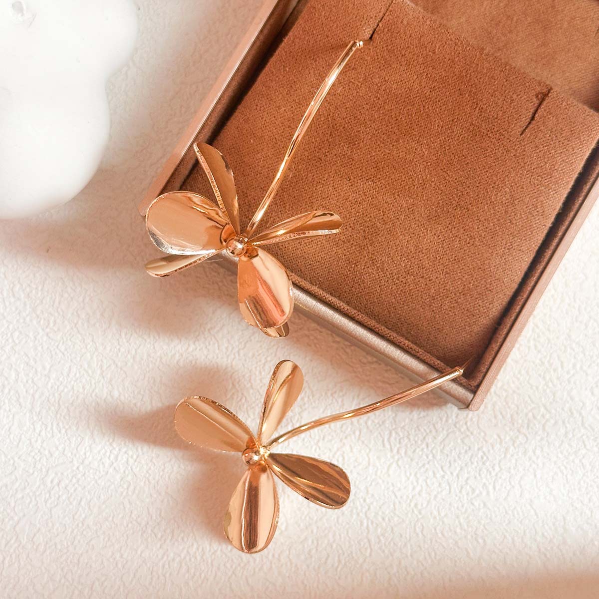 Exaggerated Metal Dragonfly Leaf Earrings - Stylish Temperament Jewelry - Image 4