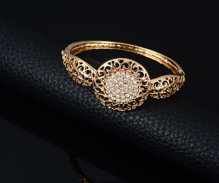 Elegant Four-Piece Jewelry Set: Necklace, Earrings, and Ring Collection - Image 9