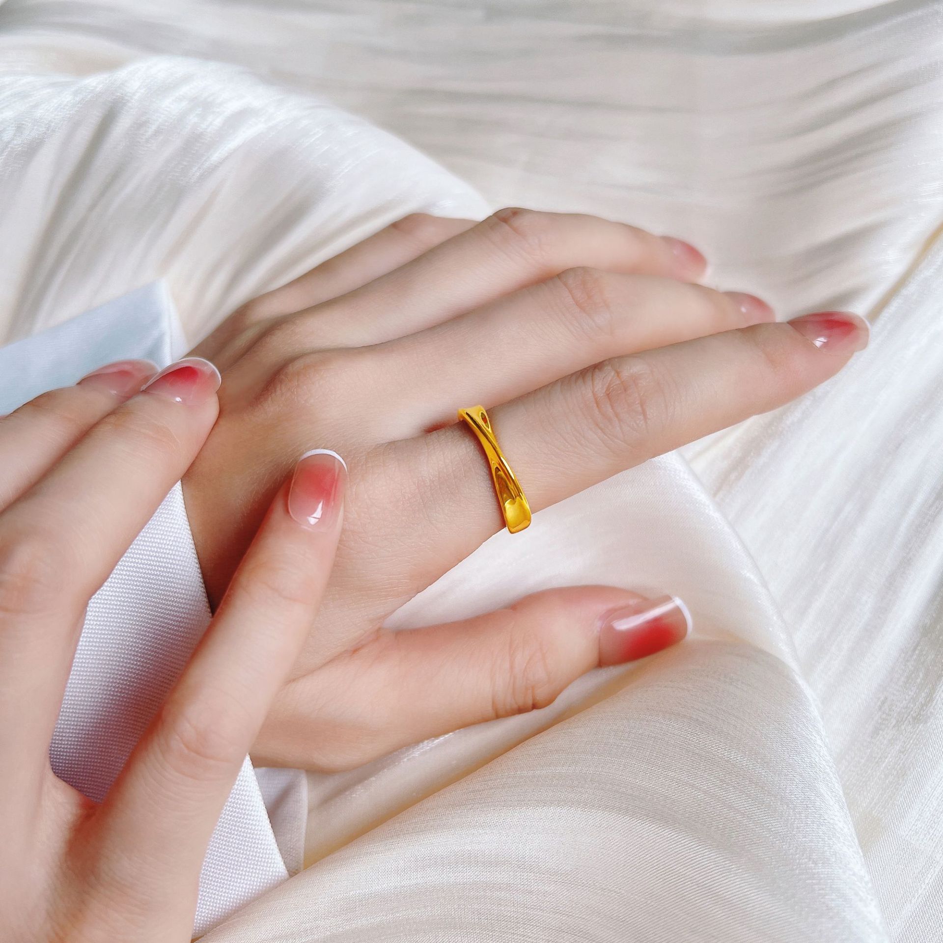 Stylish Mobius Strip Ring for Women - Unique Fashion Statement Piece - Image 2