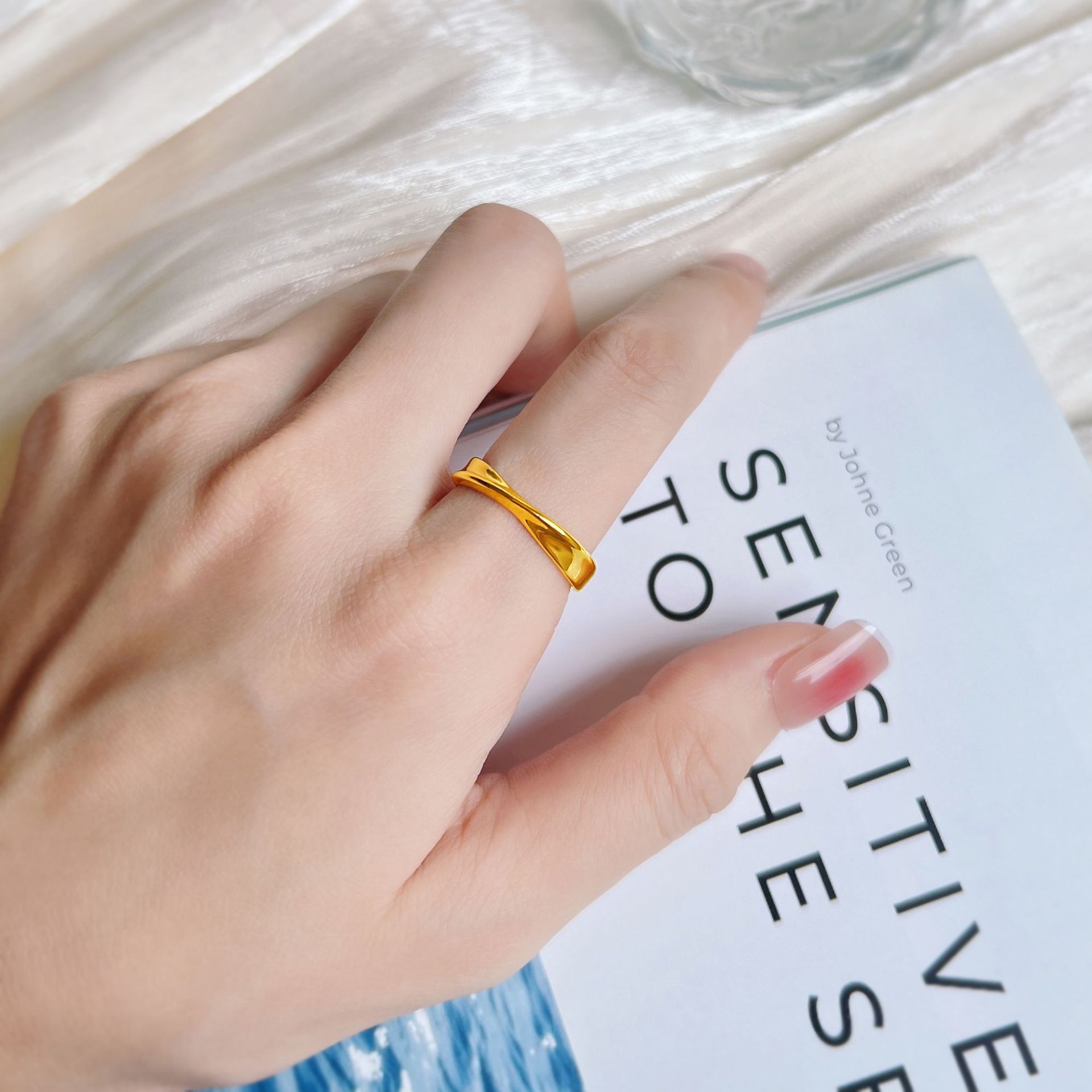 Stylish Mobius Strip Ring for Women - Unique Fashion Statement Piece - Image 3