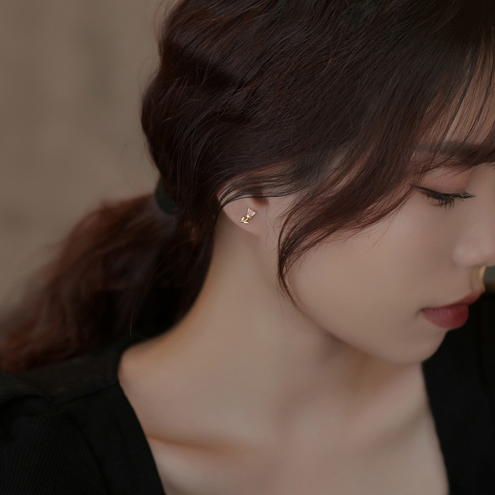 Elegant Women's French Retro Tulip Stud Earrings for Timeless Style - Image 4