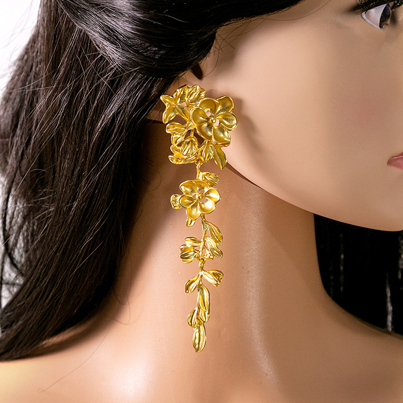 Stylish Women's Retro 3D Flower Tassel Earrings for a Chic Look - Image 11