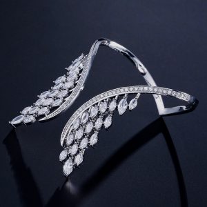 Elegant Angel Wings Bracelet for Ladies - Stunning Fashion Accessory