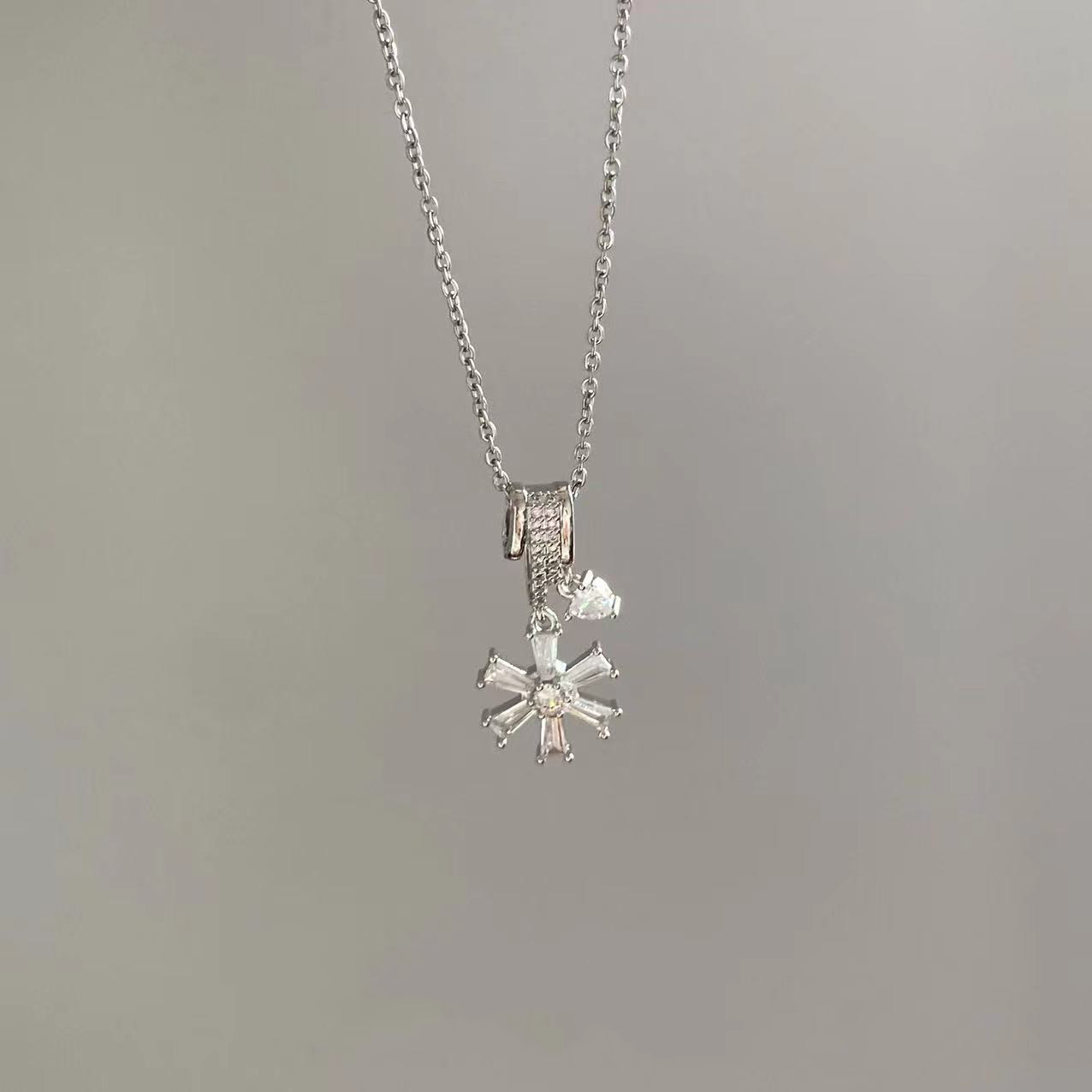 Elegant Snowflake Fashion Necklace - Diamond Simple Ornament for Style - Image 5