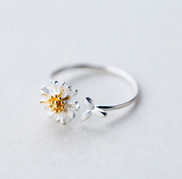 Daisy Small Leaf Ring - Elegant Nature-Inspired Jewelry for Every Occasion - Image 3