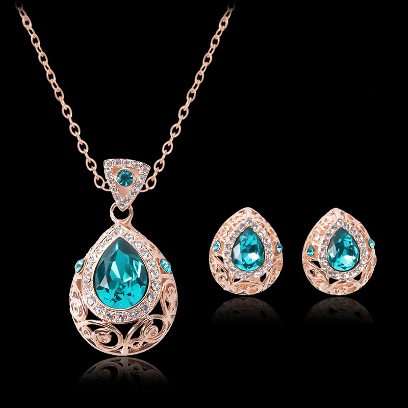 Elegant Hollow Pattern Jewelry Set for Timeless Style and Charm