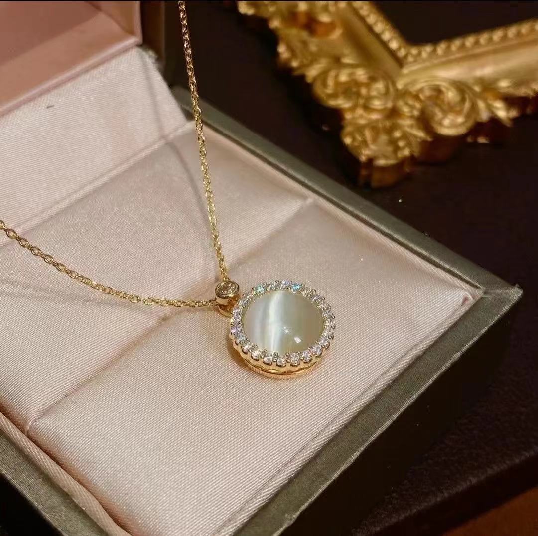 Stylish Women's Cat's Eye Moonstone Rotatable Ring - Fashion Accessory