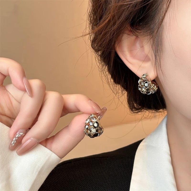 Elegant Light Luxury Black Crystal Earrings with Sparkling Rhinestones - Image 3
