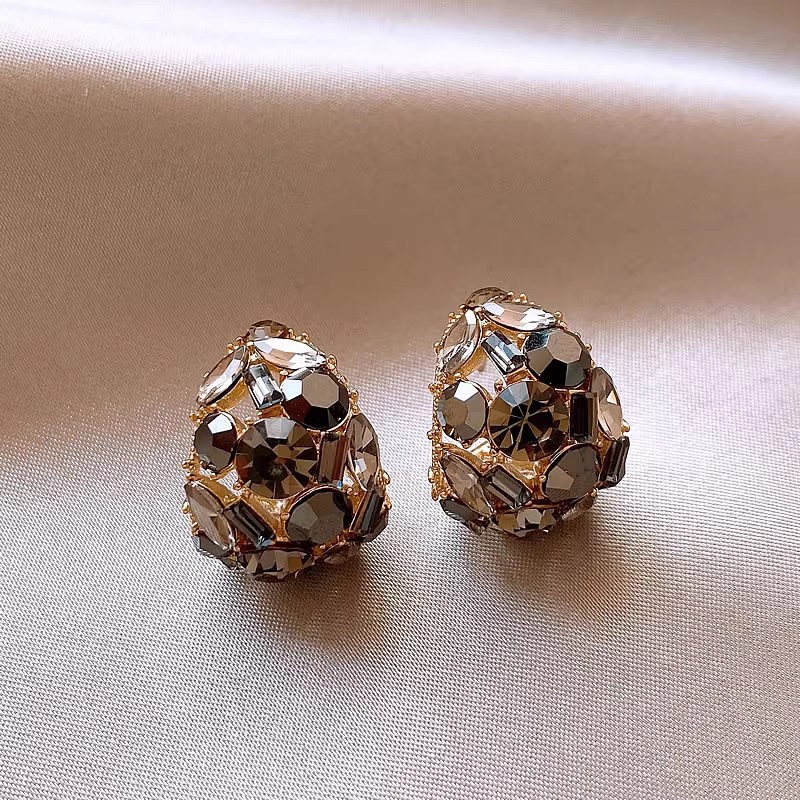 Elegant Light Luxury Black Crystal Earrings with Sparkling Rhinestones - Image 4