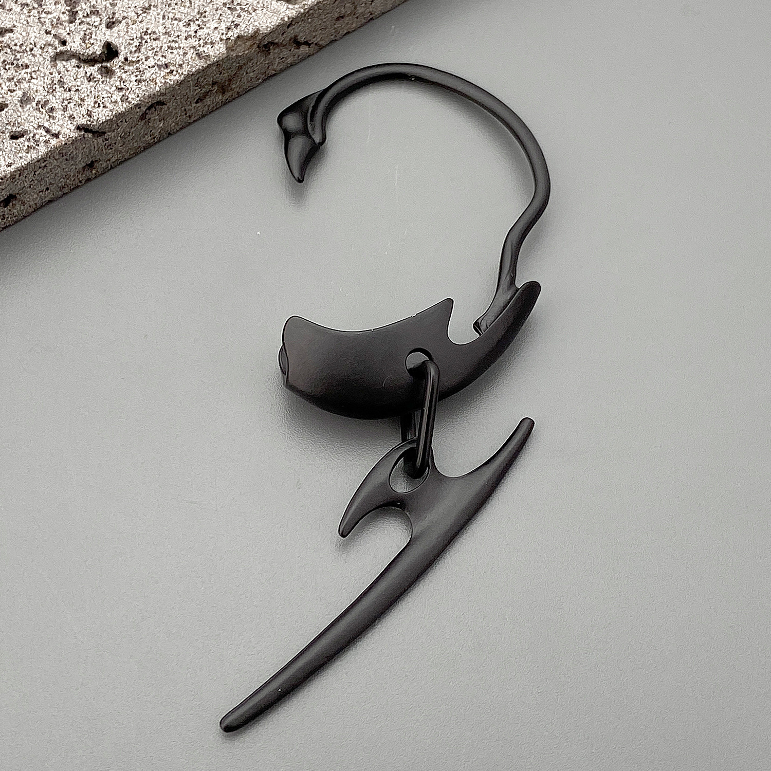 Stylish Non-Piercing Ear Clip for Men and Women - Metallic Ear Screen Accessory - Image 4