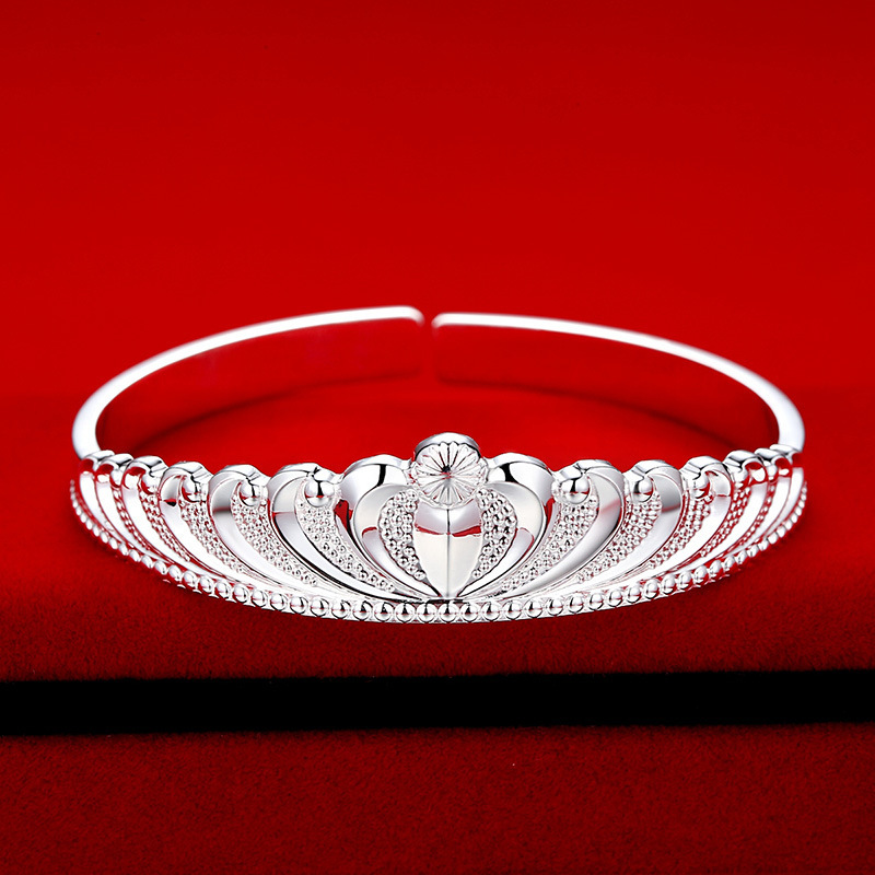 Crown Bracelet - Elegant and Stylish Bracelet for Every Occasion - Image 4