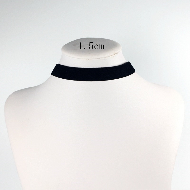 Stylish Retro Gothic Short Velvet Necklace for Fashion Enthusiasts