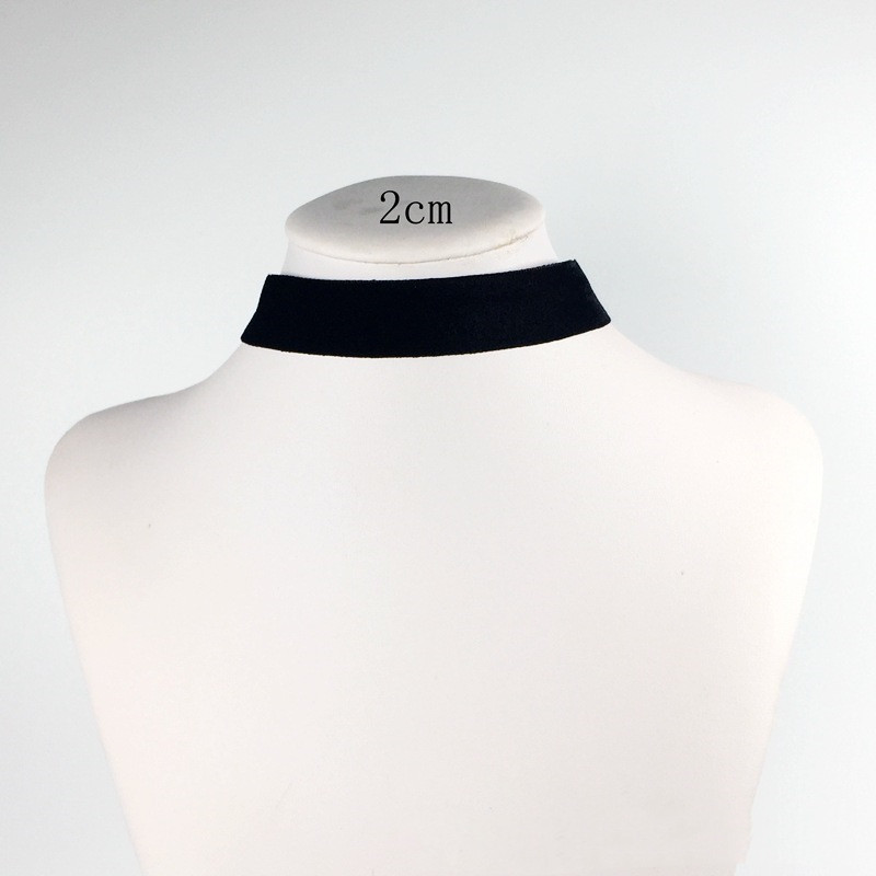 Stylish Retro Gothic Short Velvet Necklace for Fashion Enthusiasts - Image 2