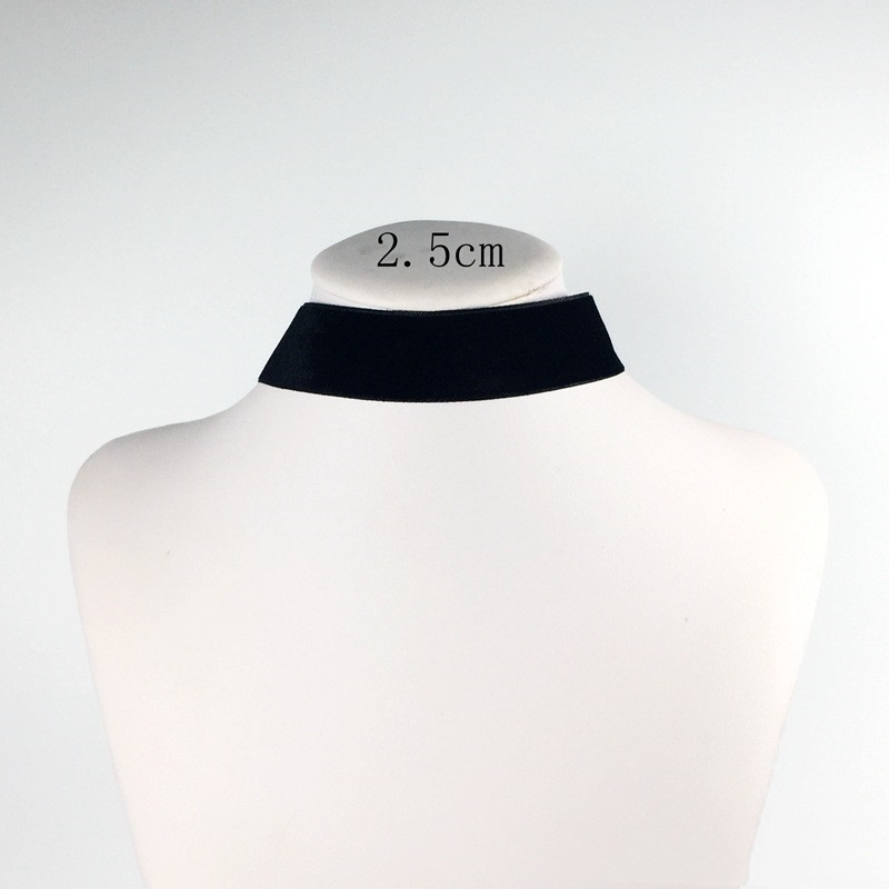 Stylish Retro Gothic Short Velvet Necklace for Fashion Enthusiasts - Image 3