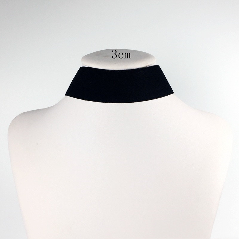 Stylish Retro Gothic Short Velvet Necklace for Fashion Enthusiasts - Image 4