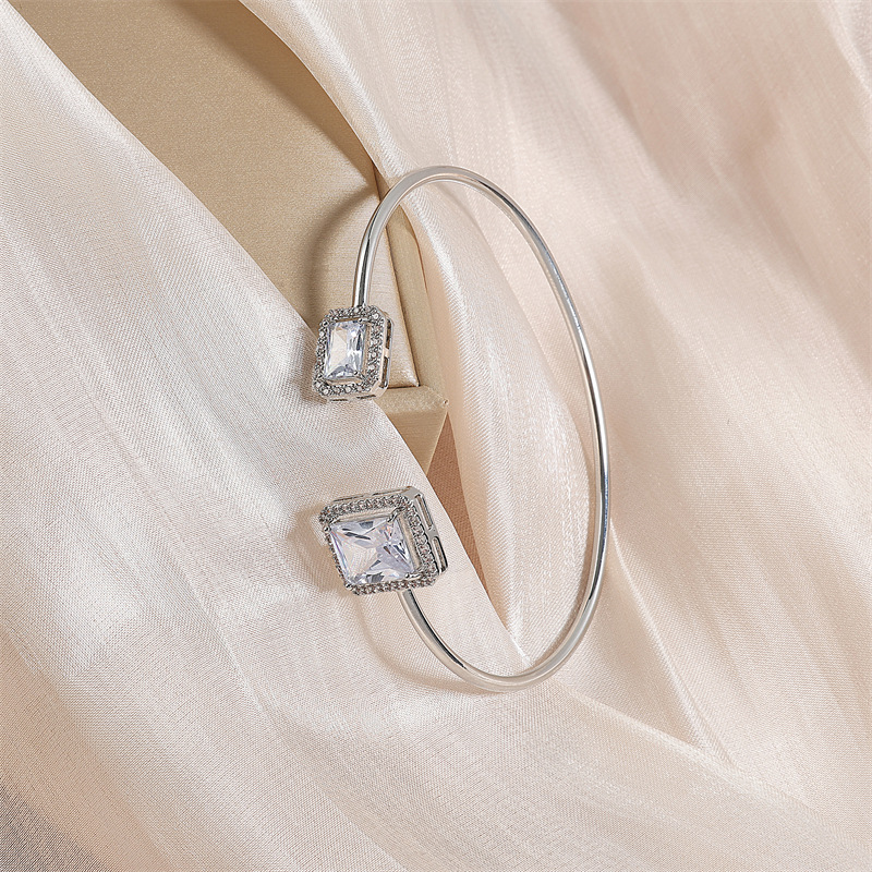 Elegant Women's Water Drop Inlaid Bracelet with Square Diamond - High-Grade Design - Image 2