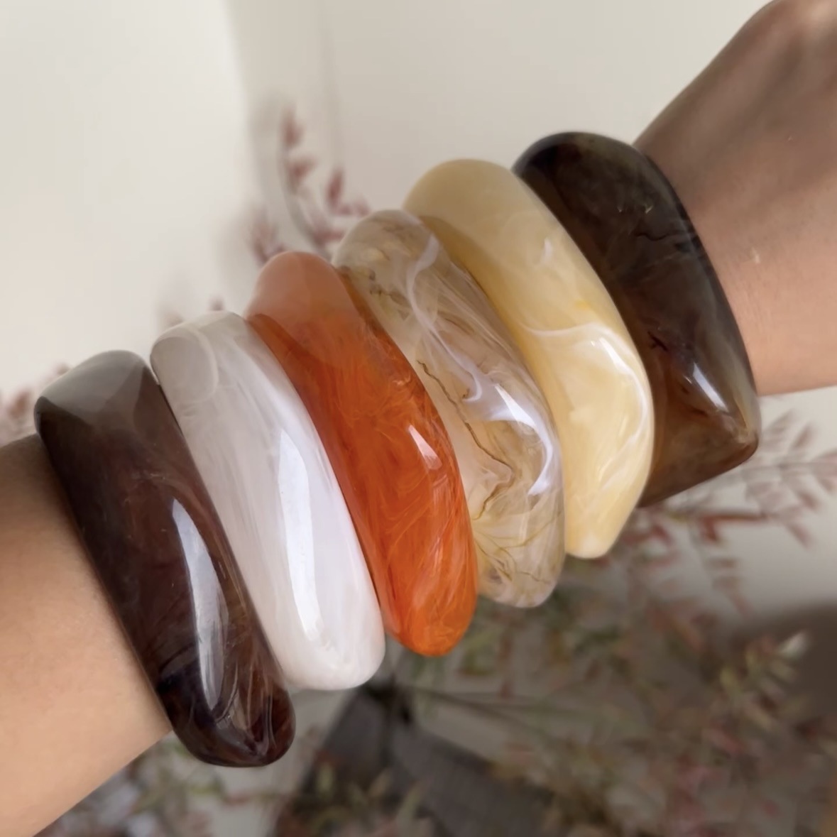 Stylish Exaggerated Acrylic Bracelet in Irregular Translucent Design – European and American Fashion Statement - Image 3