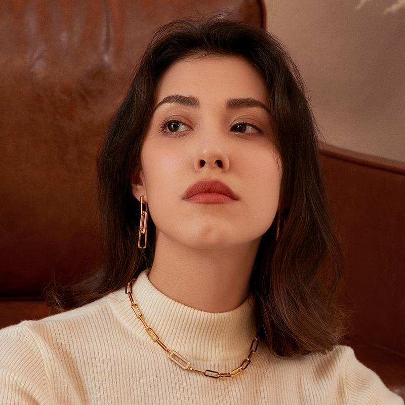 Elegant Women's Retro White Shell Buckle Necklace - High-End Fashion Statement