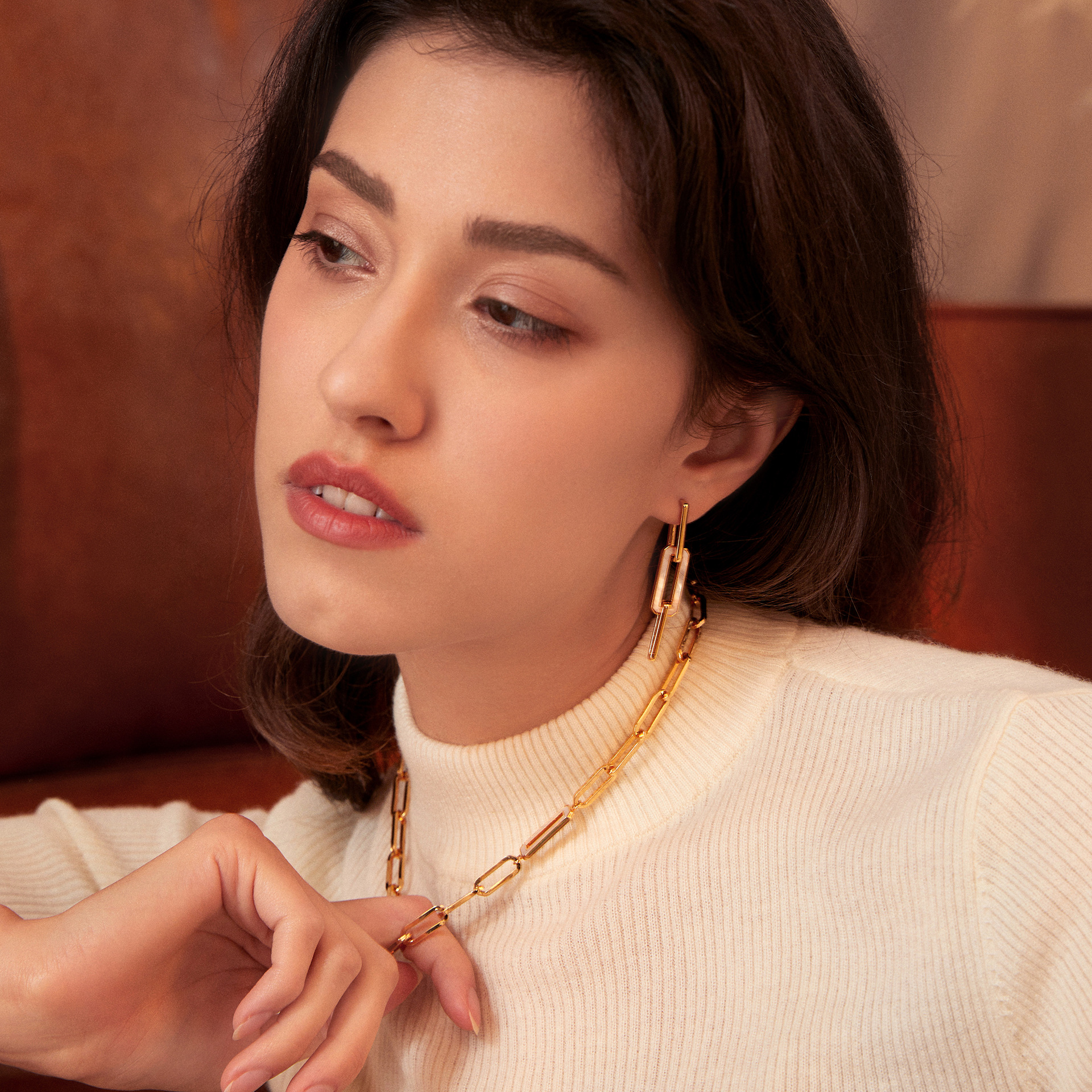 Elegant Women's Retro White Shell Buckle Necklace - High-End Fashion Statement - Image 3