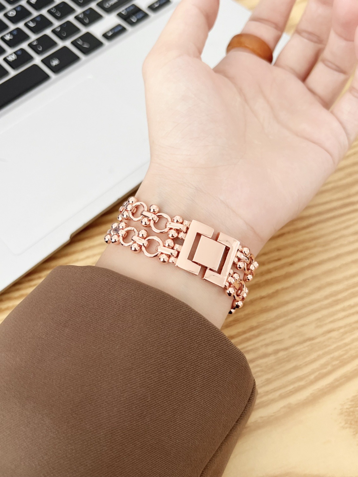 Elegant Chinese Metal Circle Watch with Double Chain Design - Image 2