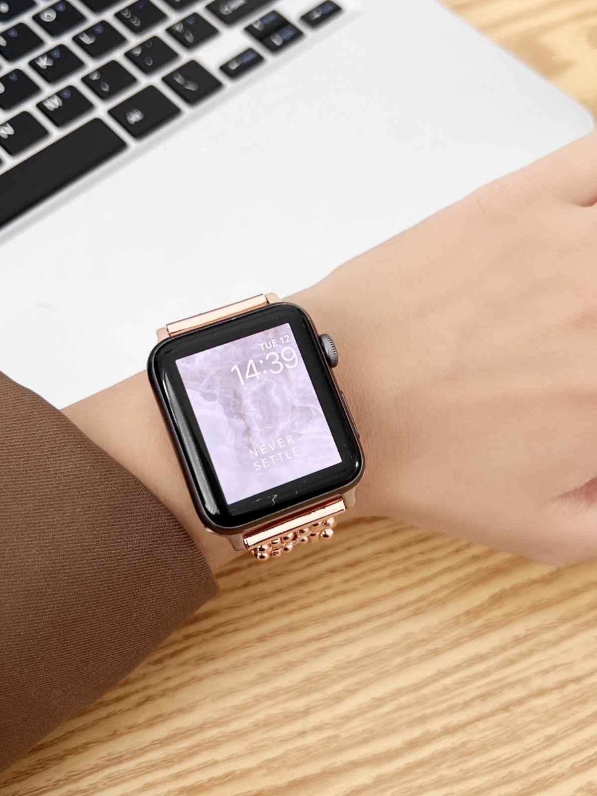 Elegant Chinese Metal Circle Watch with Double Chain Design - Image 14