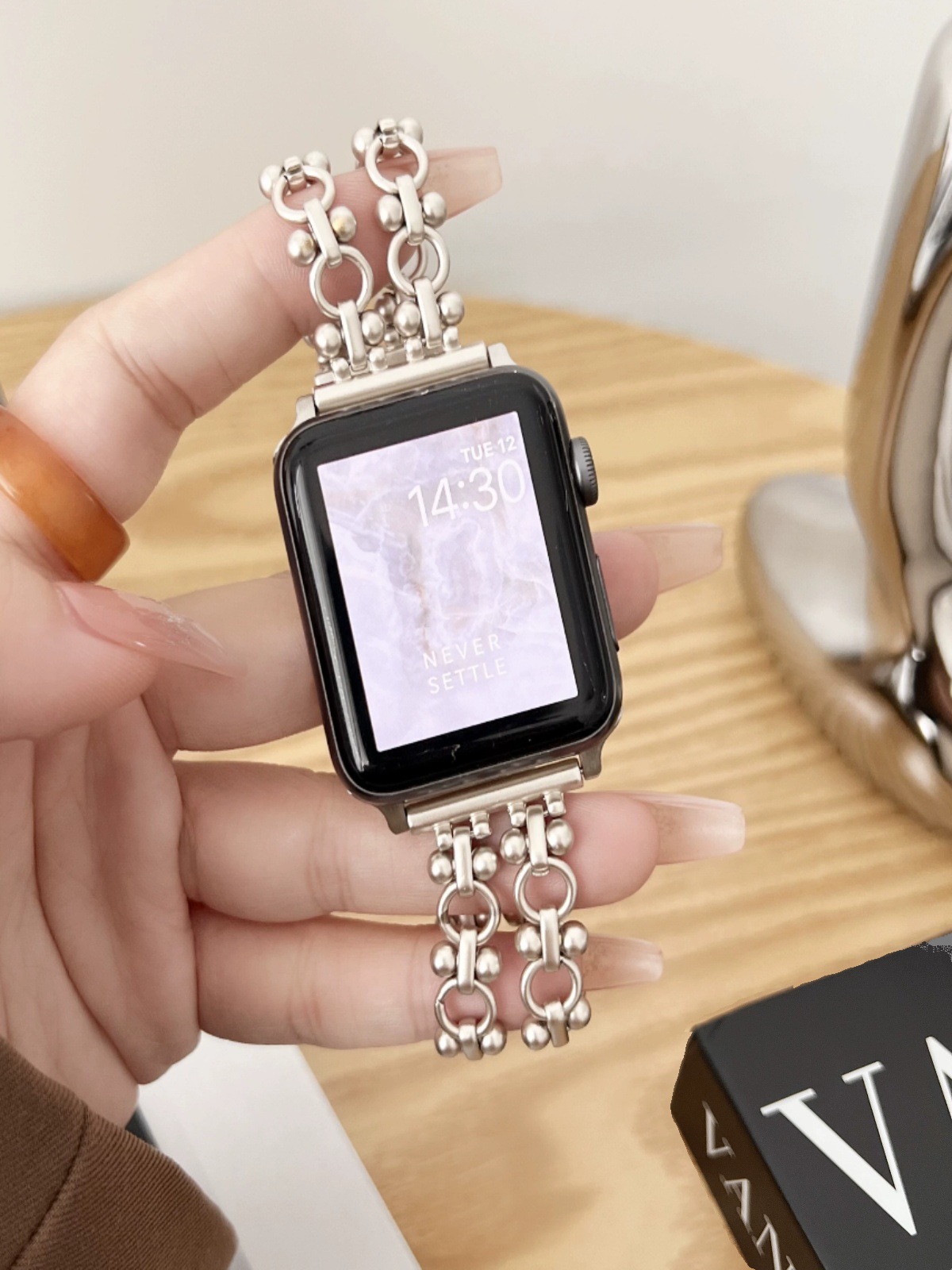 Elegant Chinese Metal Circle Watch with Double Chain Design - Image 16