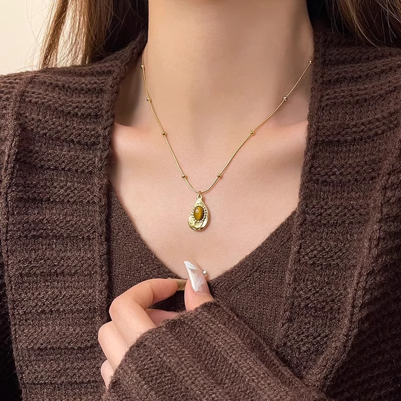 Amber Stone Necklace - Retro Irregular Clavicle Chain for Women’s Fashion Jewelry - Image 3