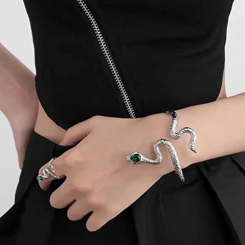 Stylish Retro Graffiti Bracelet - Premium Luxury with Exquisite Cold Style for All Occasions - Image 16