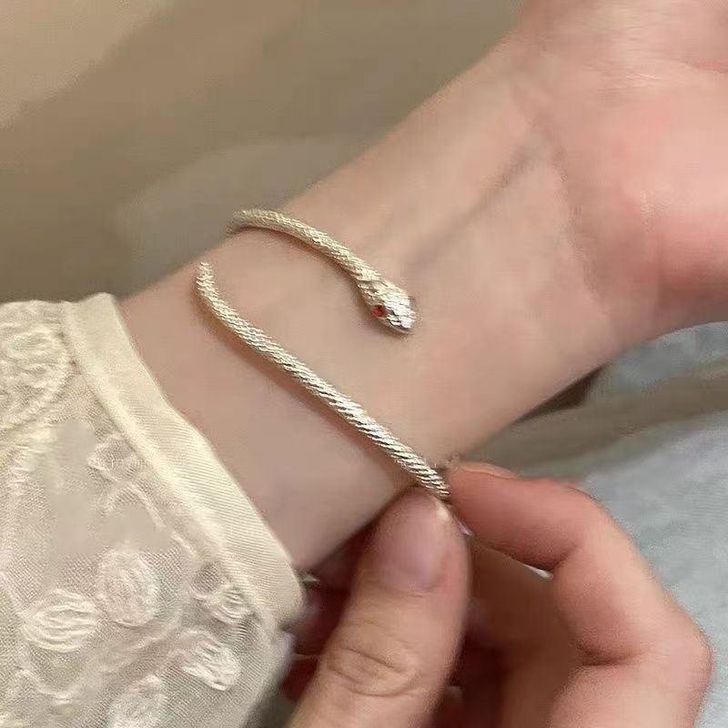 Stylish Retro Graffiti Bracelet - Premium Luxury with Exquisite Cold Style for All Occasions - Image 34