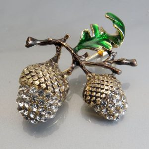 Hazelnut Pine Cone Brooch - Elegant Nature-Inspired Jewelry Accessory