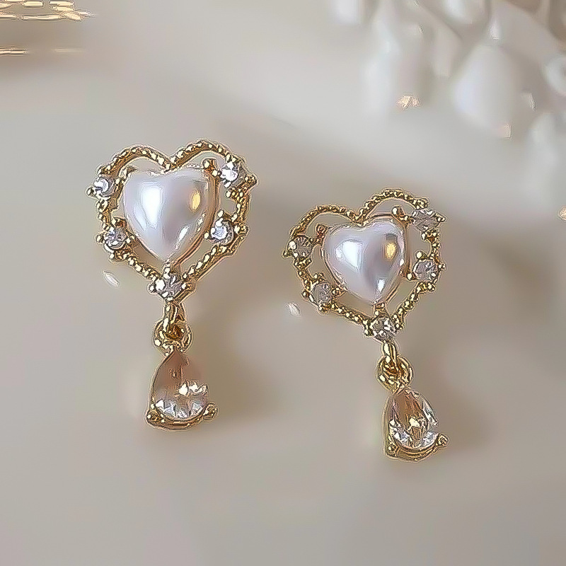 Charming Vintage Pearl Heart Stud Earrings for Timeless Elegance