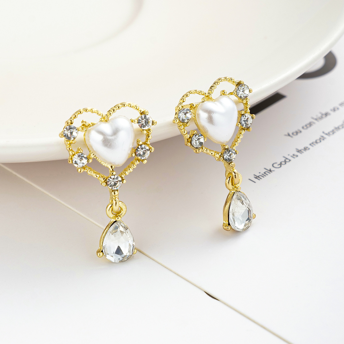 Charming Vintage Pearl Heart Stud Earrings for Timeless Elegance - Image 3