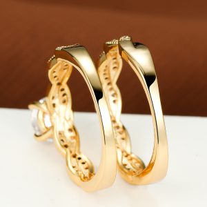 Elegant Golden Four-Claw Round Cross Twist Ring for Timeless Style