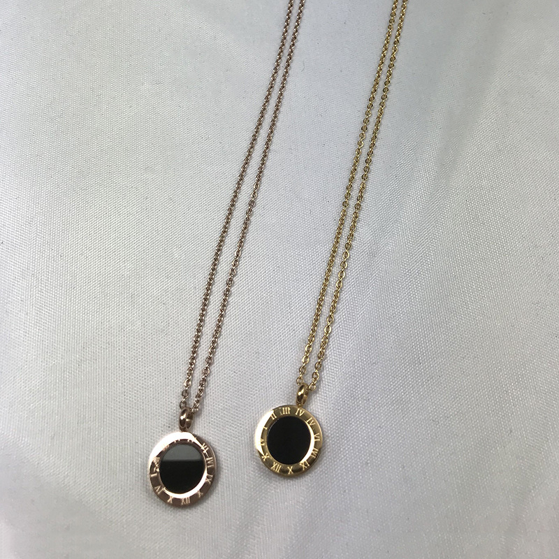 Elegant Roman Pattern Black Shell Pendant - Stunning Jewelry Piece - Image 2