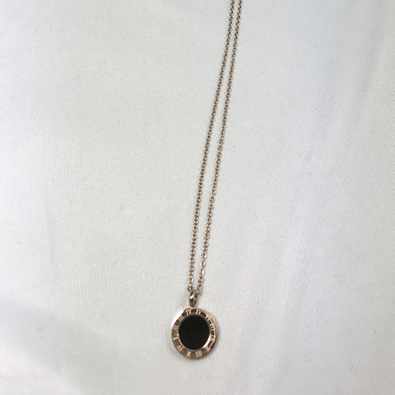 Elegant Roman Pattern Black Shell Pendant - Stunning Jewelry Piece - Image 3