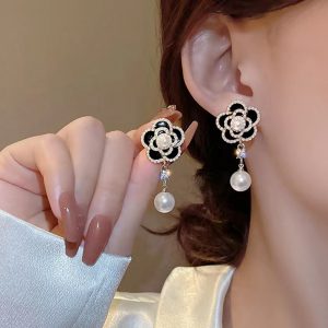 Elegant Women's Vintage Pearl Earrings - Timeless Fashion Accessory