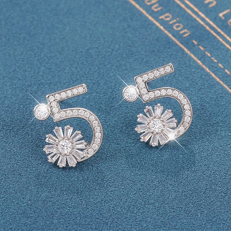 Elegant Women's Vintage Pearl Earrings - Timeless Fashion Accessory - Image 5