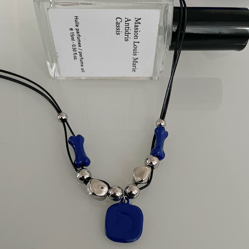 Stylish European and American Blue Square Pendant Necklace for Elegance - Image 3