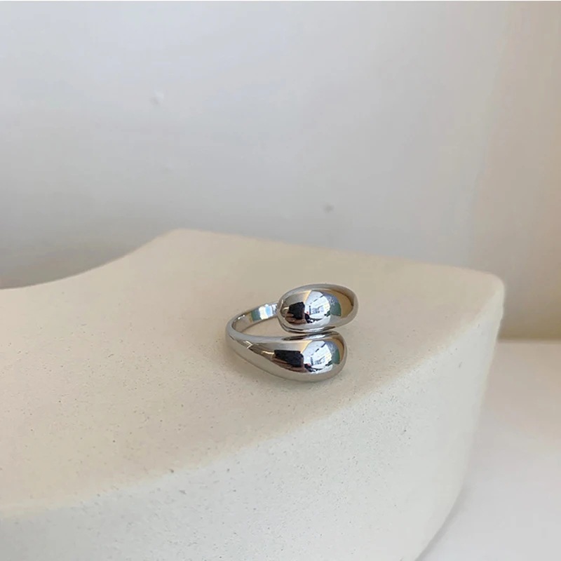 Trendy Women's Golden Irregular Geometric Fashion Ring for Stylish Looks - Image 4