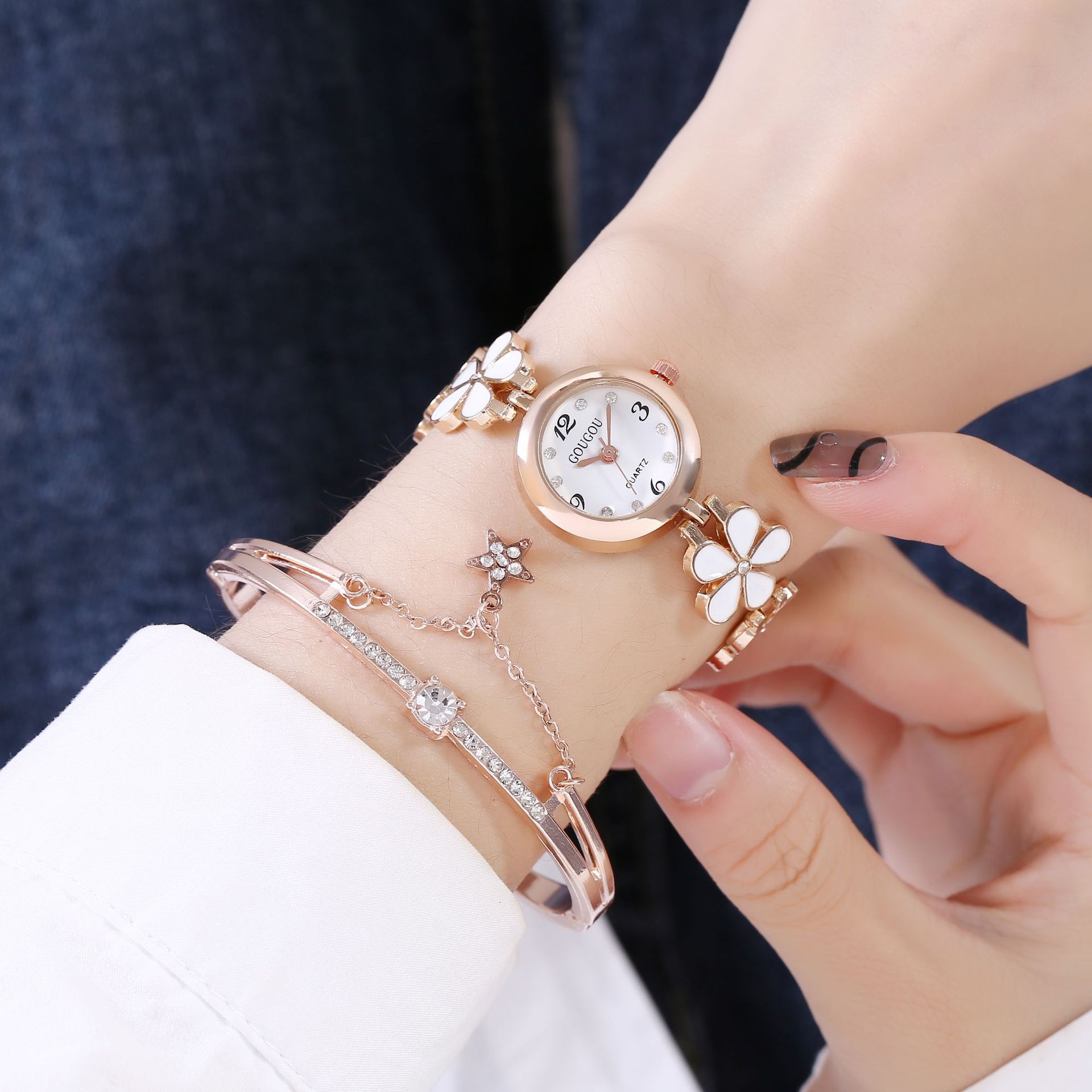 Elegant Ladies Petal Patterned Quartz Watch and Bracelet Set for Timeless Style