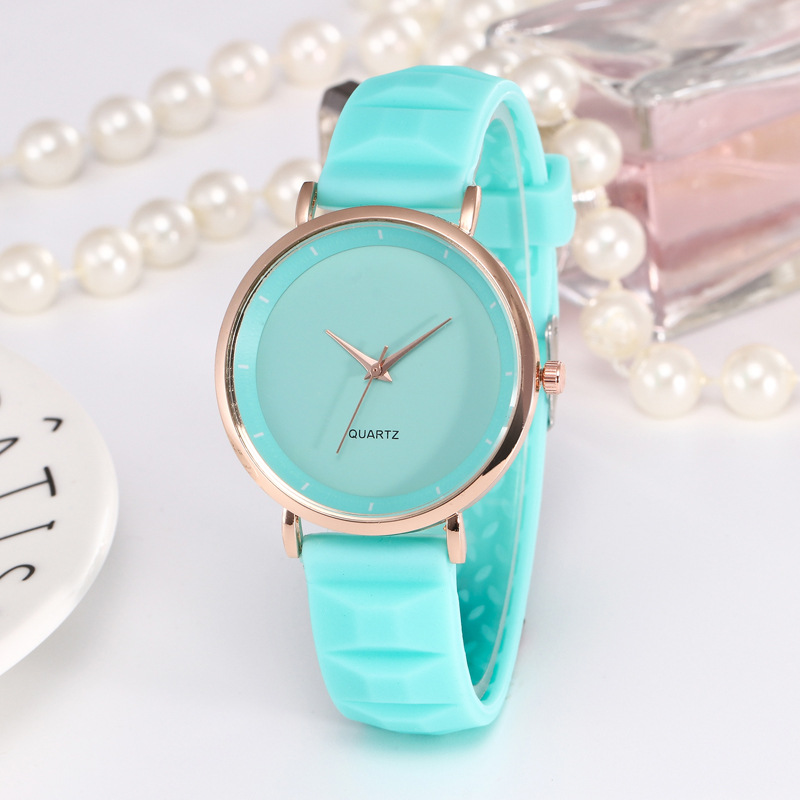 Stylish Men's and Women's Jelly Casual Silicone Watches for Everyday Wear - Image 4