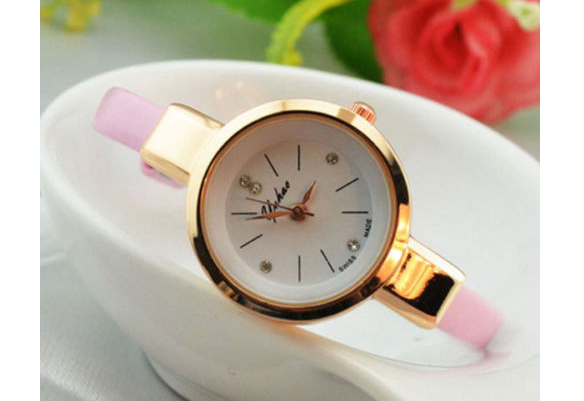Vintage-Inspired Fashion Watch with Stylish Bracelet Design - Image 3