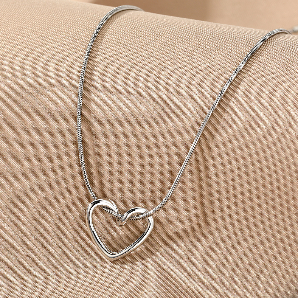 Charming Niche Hollow Heart Necklace for Women - Perfect Gift Idea - Image 9
