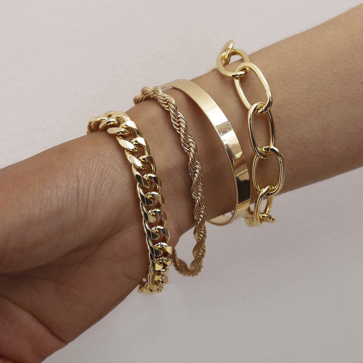 Exaggerated O-Shaped Twist Chain Cover Bracelet - Stylish Thread Design - Image 3