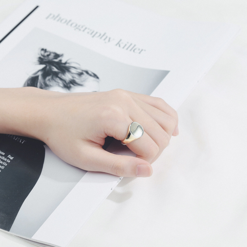 Stylish Oval Smooth Ring with Atmospheric Index - Fashion Accessory - Image 3