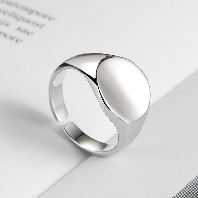 Stylish Oval Smooth Ring with Atmospheric Index - Fashion Accessory - Image 7