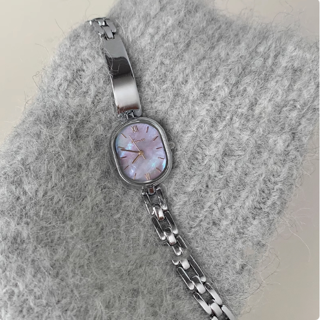 Premium Light Luxury Women's Quartz Watch for Special Interests - Image 3