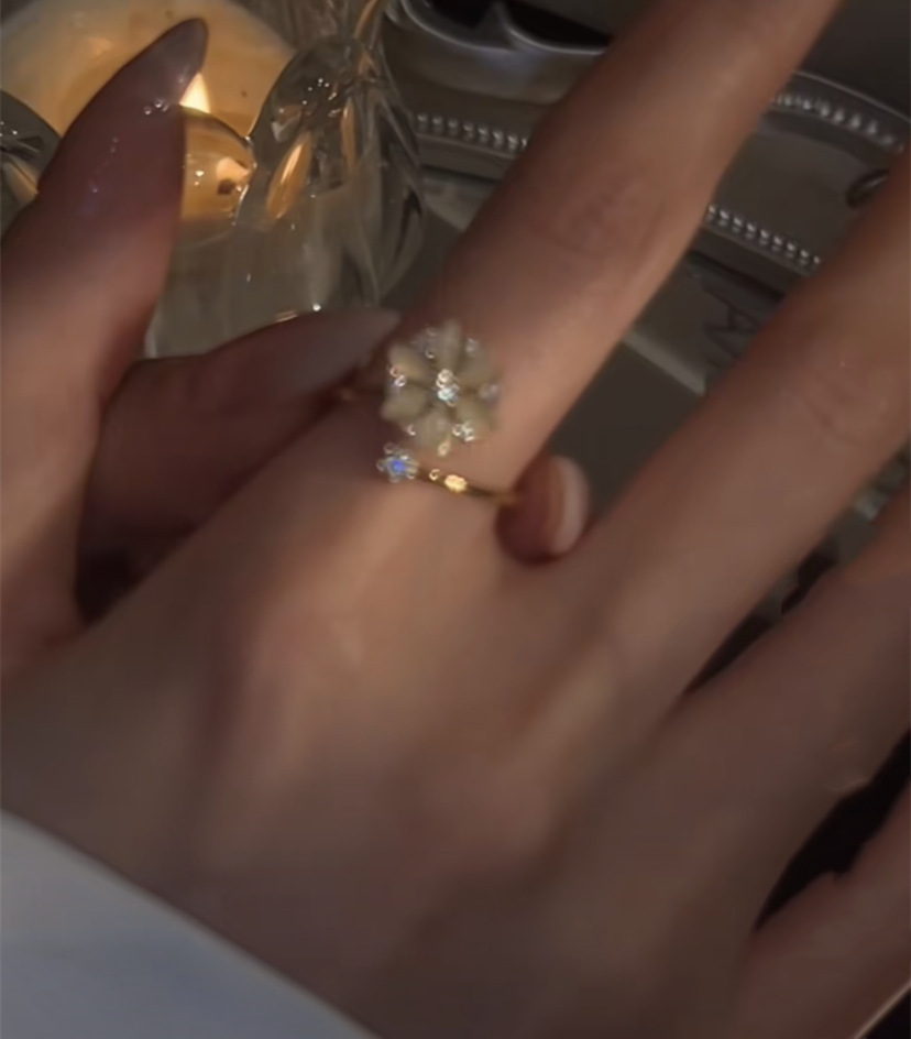 Stylish Ladies Fashion Opal Spinning Flower Ring - Elegant Jewelry Accessory - Image 2